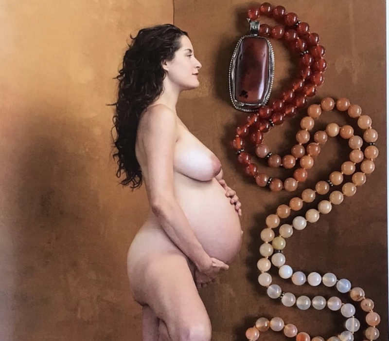 Donna in gravidanza e mala in corniola, una delle Pietre dell’Ariete